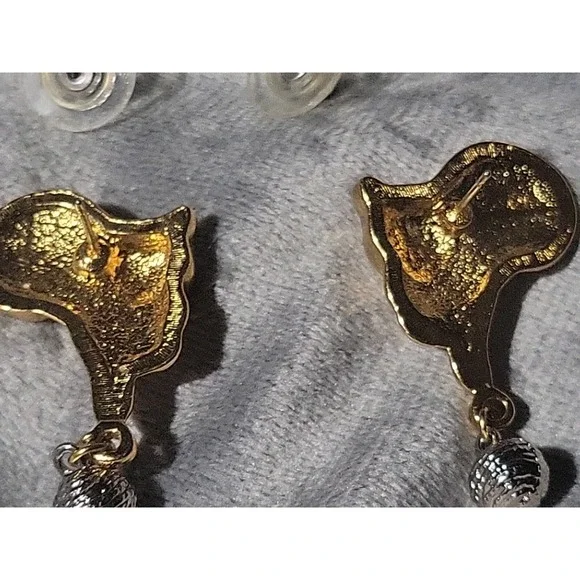Vintage gold & silver tone cat kitten playing with ball of yarn dangle earrings - Picture 7 of 8